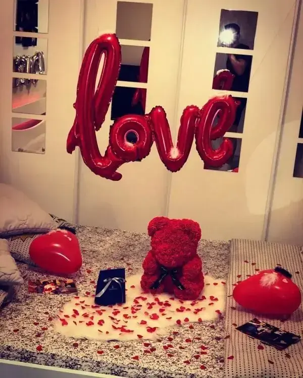 Um ursinho fofo sempre tira suspiros e deixa a decoração de quarto dia dos namorados ainda mais especial