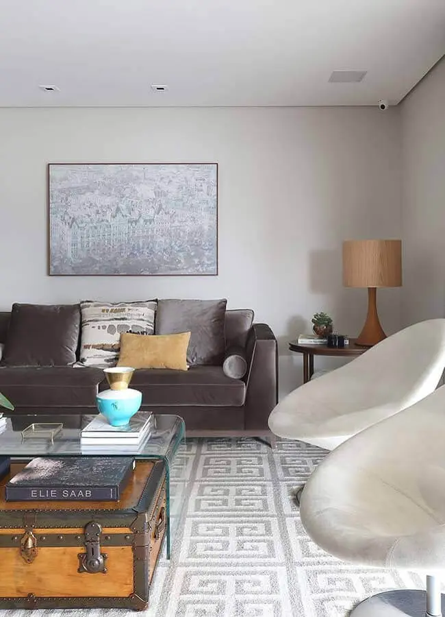 abajur bege para decoração de sala com poltronas brancas e sofá cinza Foto Karen Pisacane