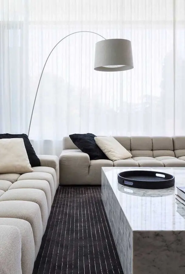 abajur grande de chão para sala moderna com sofá modular Foto Pinterest