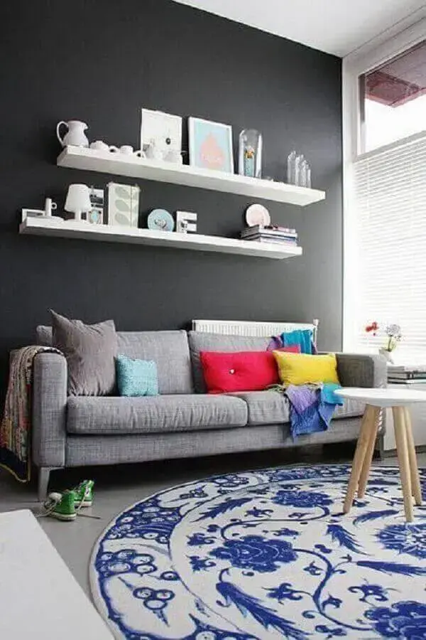almofadas coloridas para decoração de sala com cinza chumbo parede Foto Pinterest