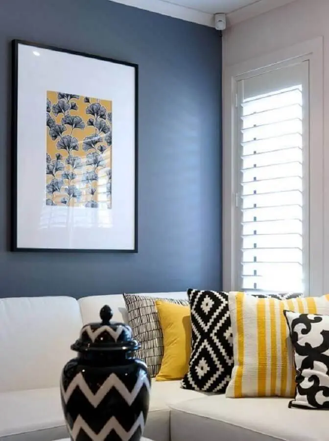 almofadas decorativas para sala com parede azul e sofá branco Foto Pinterest