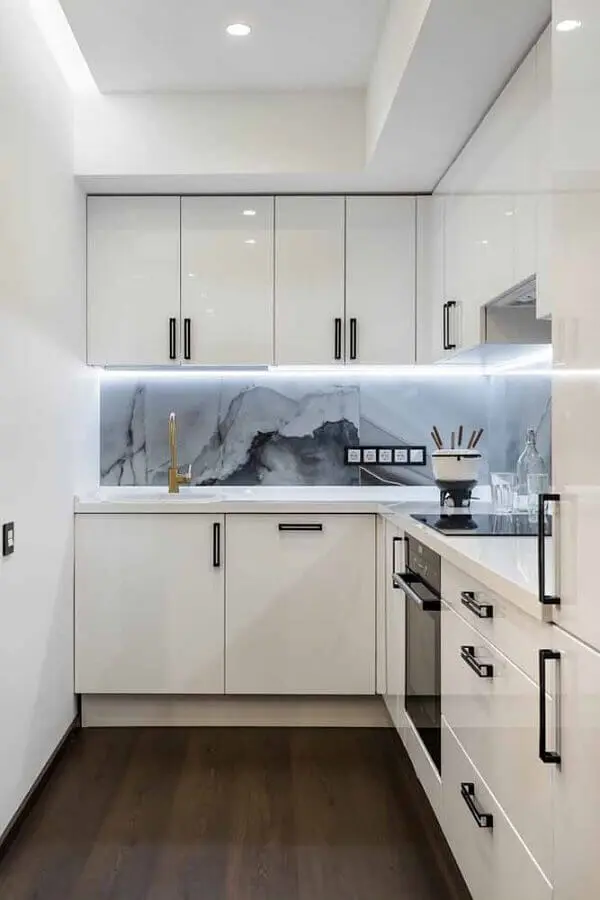 armários de cozinha completa planejada toda branca com mármore na parede Foto Yandex