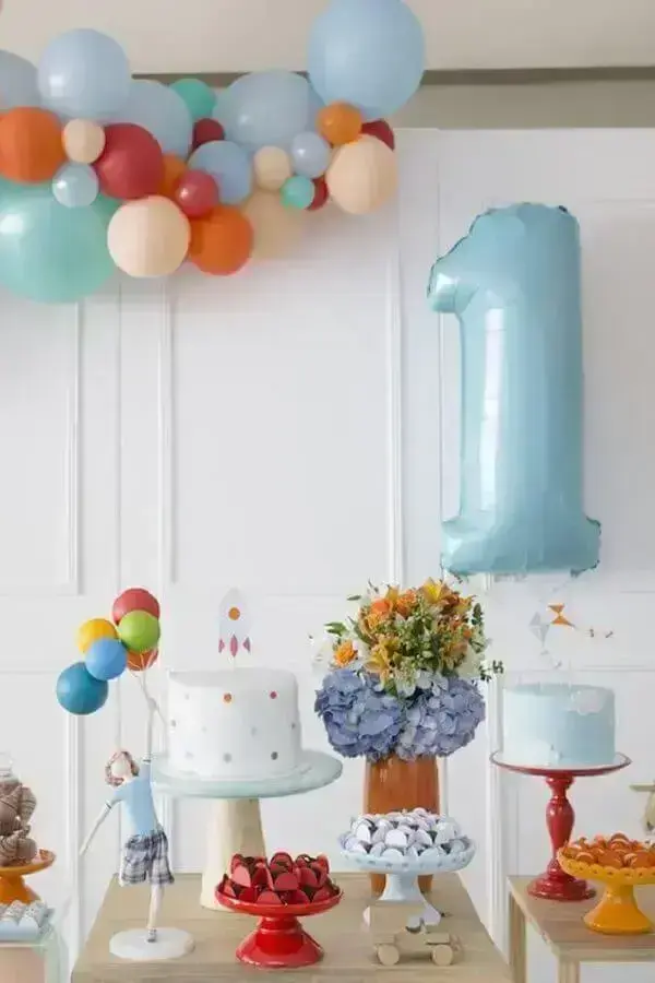 arrangement with colorful balloons for decoration of simple children's birthday party Foto Pinterest