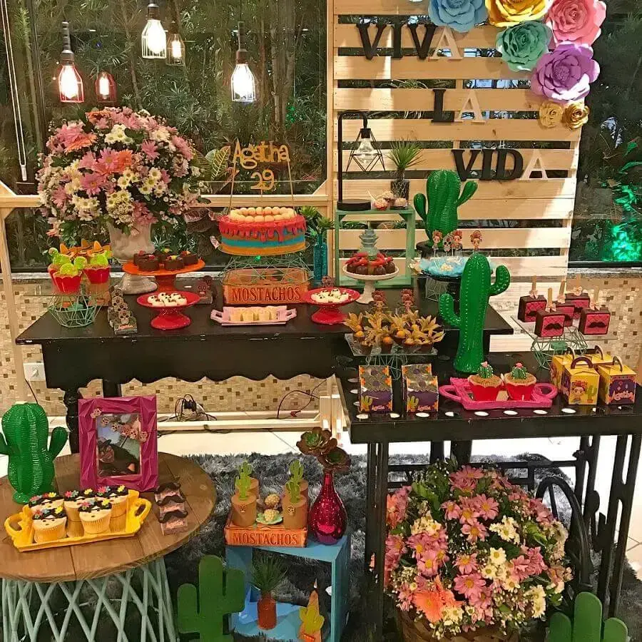 arranjos de flores e detalhes coloridos para decoração festa mexicana Foto Era Uma Vez