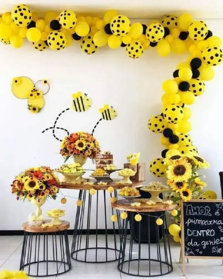 arranjos de flores para decoração de temas de mesversário abelhinha Foto Super Festa Infantil