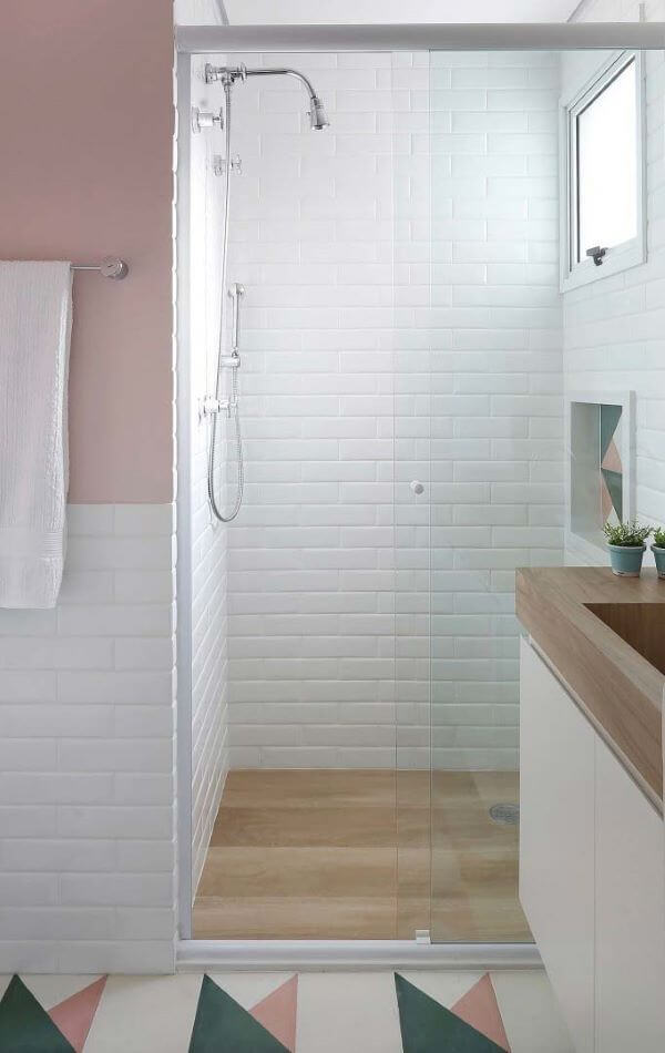 Banheiro com piso porcelanato de madeira e detalhes brancos