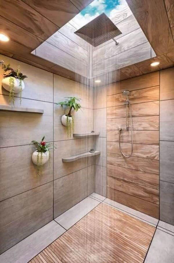 Banheiro com porcelanato de madeira e iluminação natural