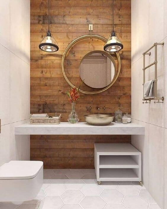 Banheiro com porcelanato amadeirado e detalhes brancos
