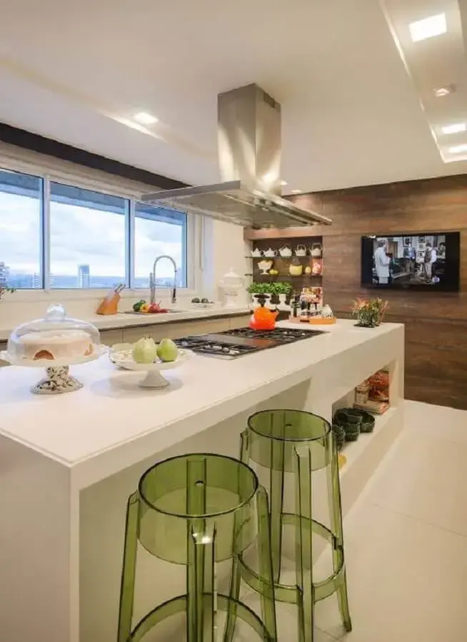 banquetas de acrílico verde para decoração de cozinha completa com ilha e cooktop Foto Pinterest