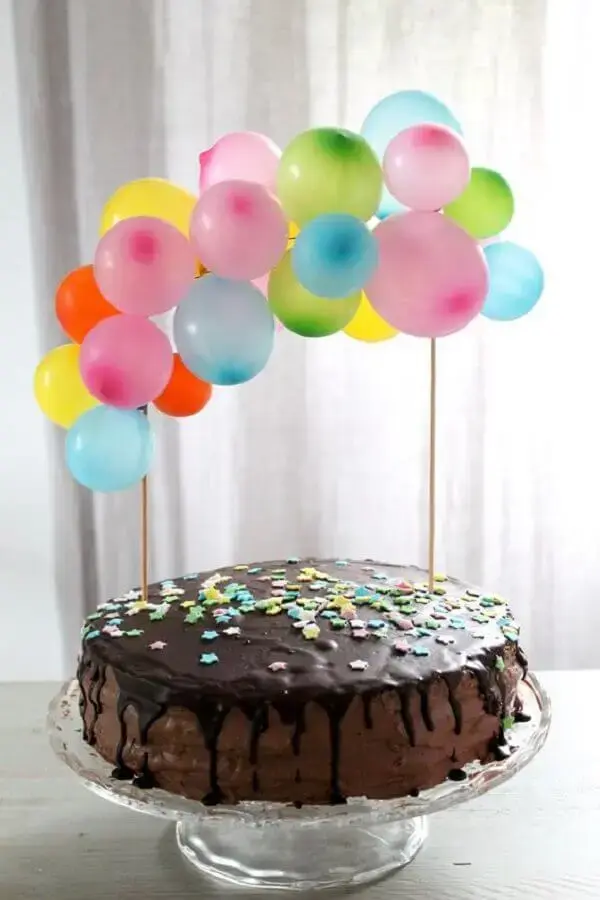 chocolate cake decorated with colorful balloons for simple children's party Foto Brit+Co