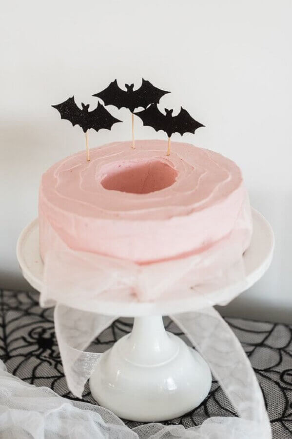 bolo decorado para festa infantil simples com morceguinhos de papel no topo Foto 100 Layer Cakelet