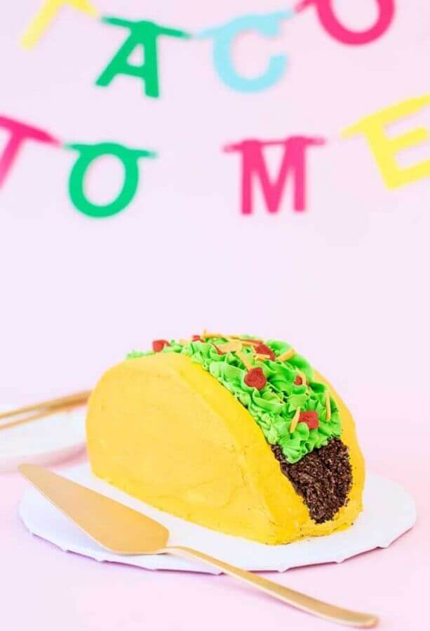 bolo festa mexicana em formato de taco Foto Brit + Co