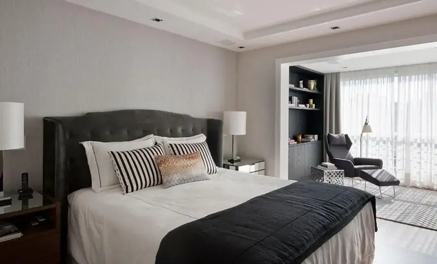 cabeceira cama casal para decoração clássica de quarto cinza e branco Foto Luciano Dalla Marta