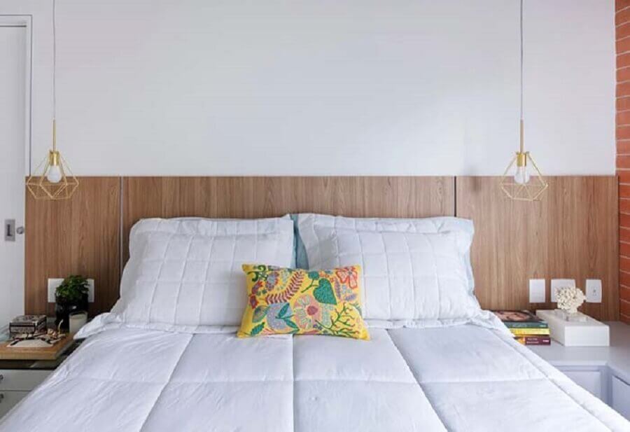 cabeceira casal madeira para quarto branco com pendente aramado Foto Pinterest