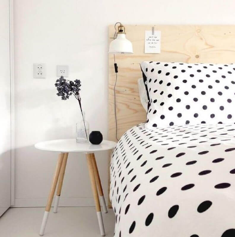 cabeceira de madeira para quarto simples e bonito com roupa de cama branca com bolinhas pretas Foto Morando Sozinha