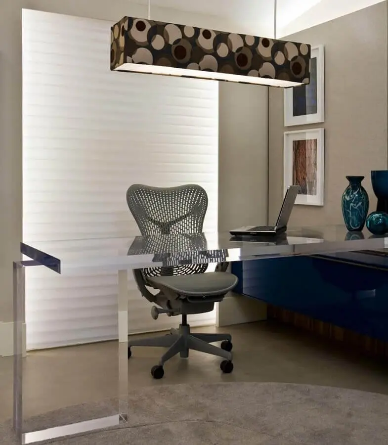cadeira de escritório moderna com encosto de tela Foto Marília Veiga