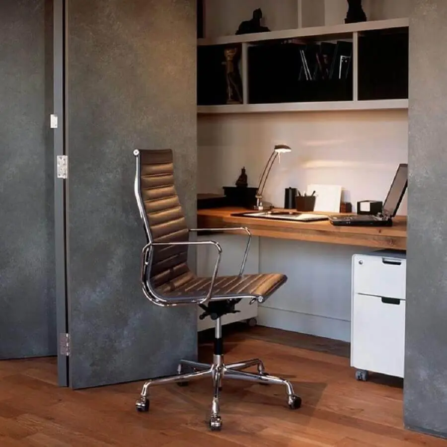 cadeira de escritório preta com estrutura de inox Foto Pinterest