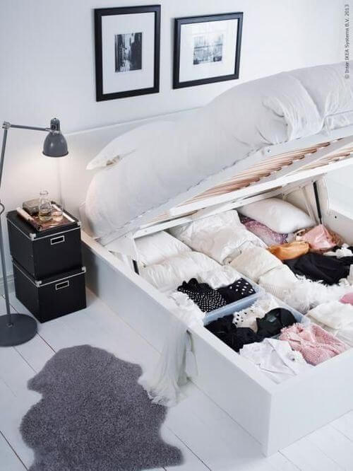 Use o espaço da cama box casal com baú para guardar roupa de cama, toalhas ou roupas do inverno
