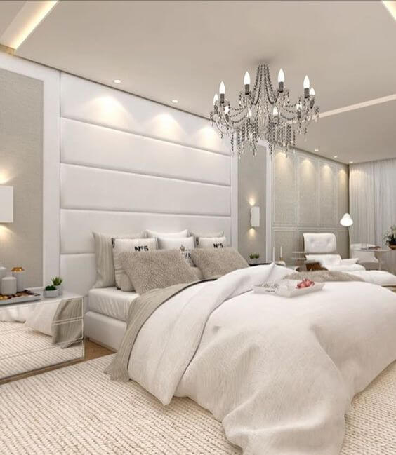 Use elementos como lustre e espelhos para deixar seu quarto clássico com cama box casal ainda mais bonito 