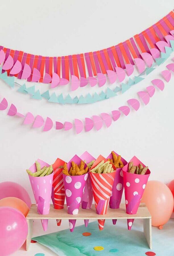 canudinhos de papel com aperitivos para festa infantil simples Foto Tell Love and Party