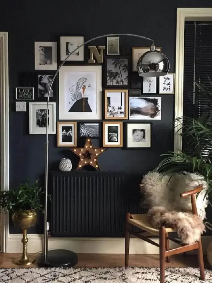 cinza chumbo parede decorada com vários quadros Foto Pinterest