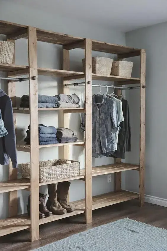 Você mesmo pode fazer um closet de madeira para o quarto