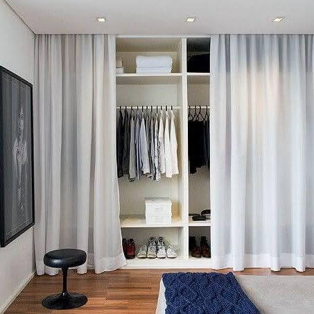 A cortina pode esconder o closet aberto