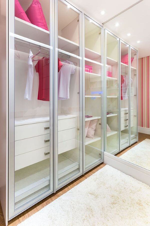O armário com porta transparente também pode ser uma boa opção de closet