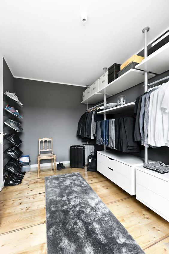 Parede cinza com móveis brancos no closet