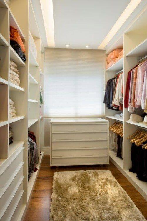 Elementos como o tapete e a comoda branca são ótimos para ganhar espaço no quarto