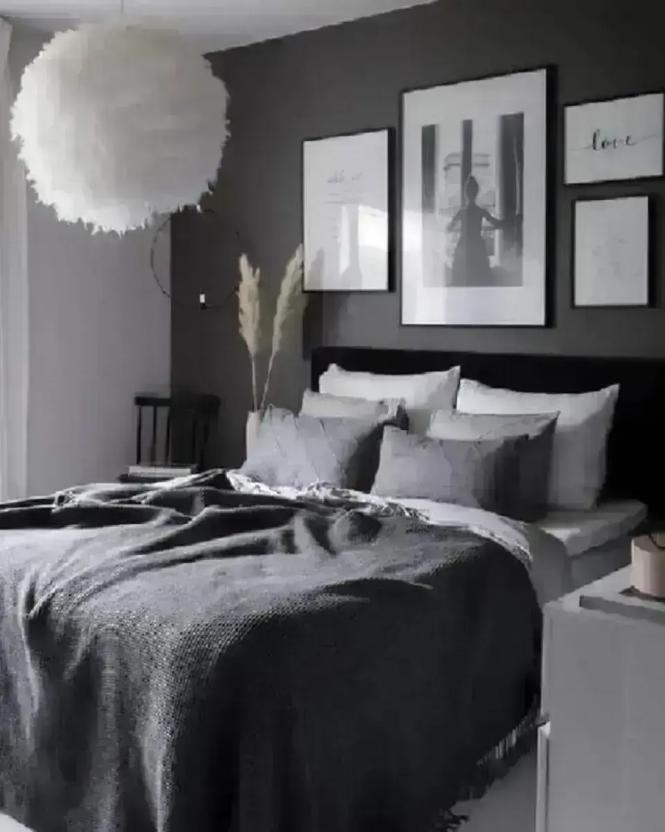 cor cinza chumbo para decoração de quarto de casal moderno com vários quadros Foto Revista VD