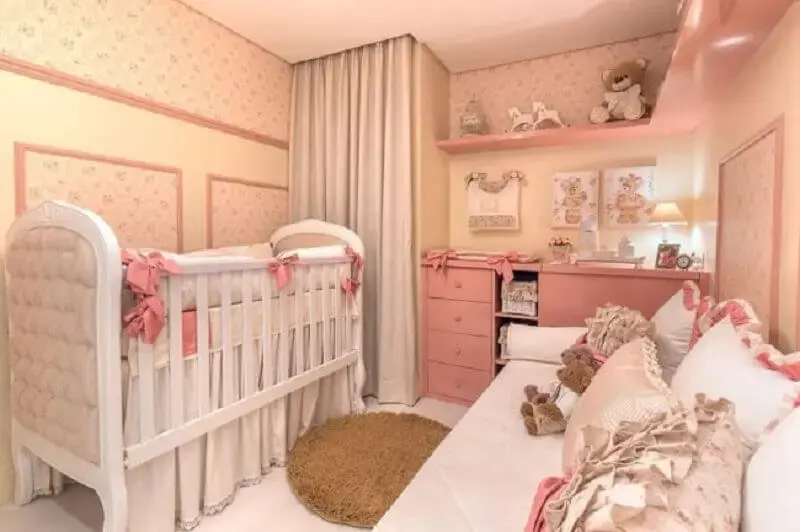 cor creme e rosa para decoração de quarto de bebê com papel de parede floral Foto Elizza Valente