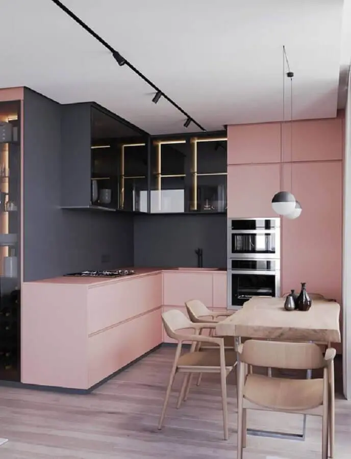 cor de tinta cinza chumbo para cozinha planejada moderna com armários cor de rosa e mesa de madeira Foto Futurist Architecture