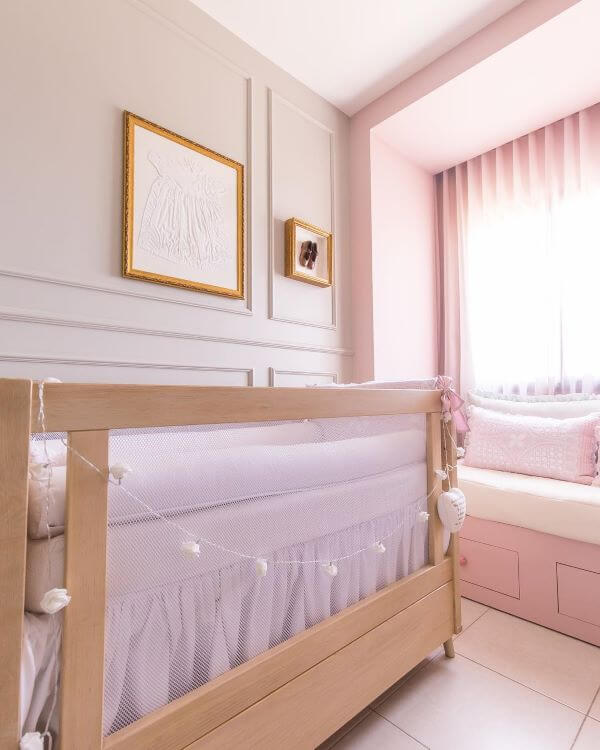Cortineiro de gesso cor de rosa no quarto de bebê 