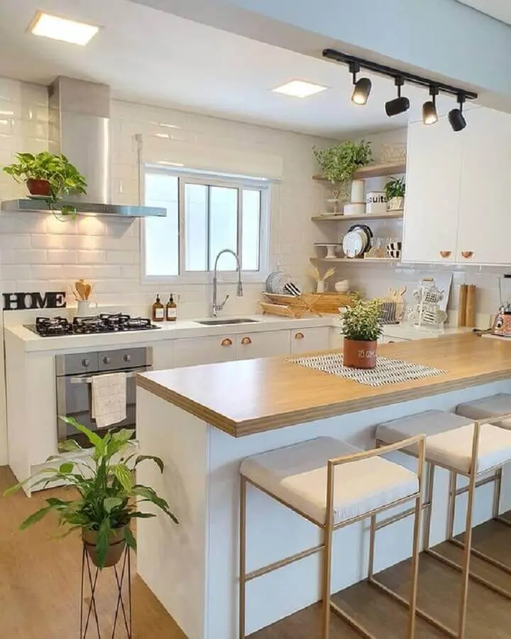 cozinha americana completa decorada com armários planejados brancos e bancada de madeira Foto Pinterest