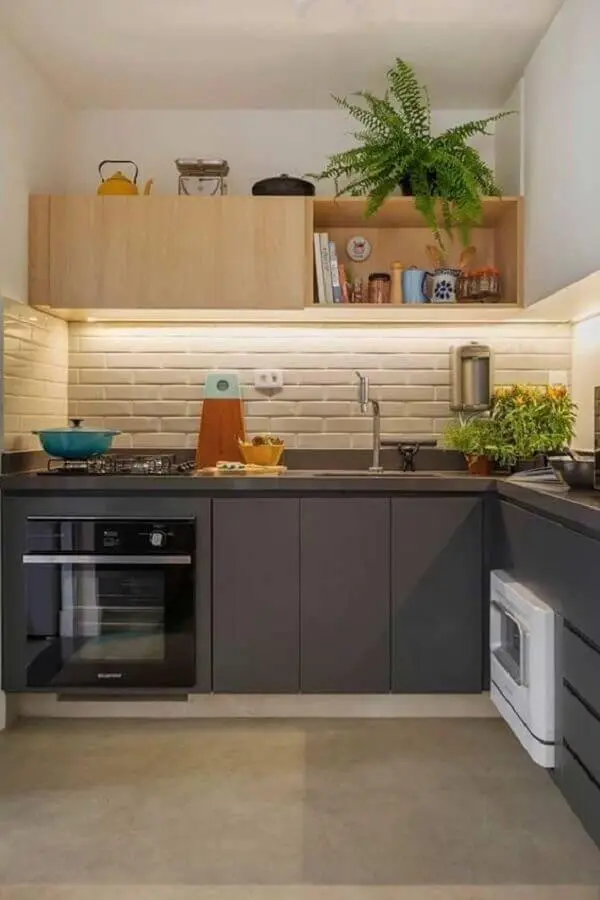 cozinha compacta completa decorada com armário aéreo de madeira e bancada cinza Foto Manual da Obra