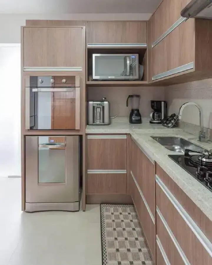 cozinha compacta completa em formato de l com armários de madeira Foto Webcomunica