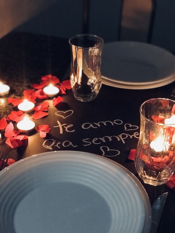 Mesa de jantar com decoração romântica simples e maravilhosa