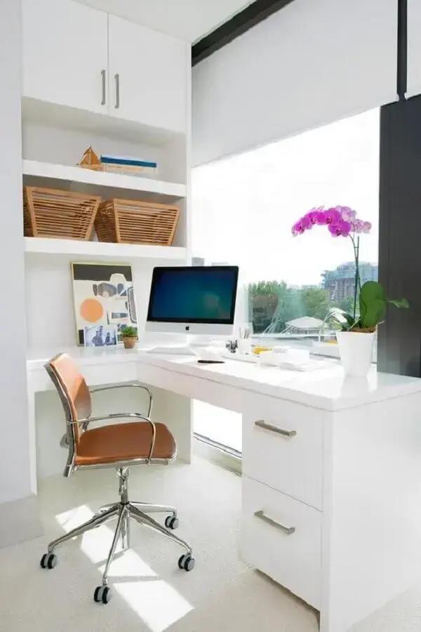 decoração clean com cadeira de escritório de couro marrom Foto Princesas Empreendedoras