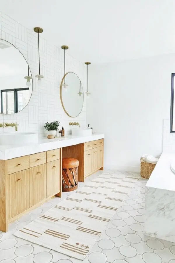 decoração clean com tapete para banheiro todo branco com gabinete de madeira Foto Samantha Hammack