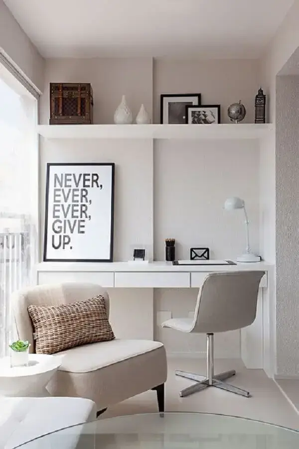 decoração clean para home office com cadeira de escritório sem braço branca Foto Casa de Valentina