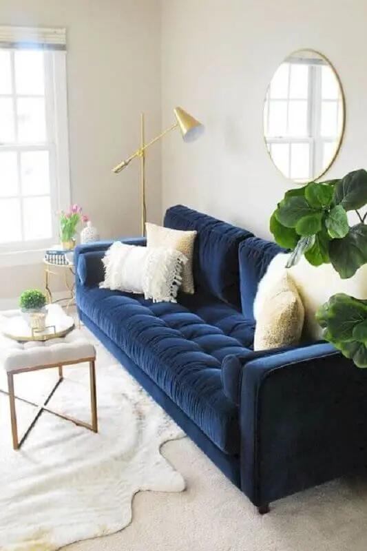 decoração clean para sala com sofá azul marinho e espelho redondo Foto Jeito de Casa