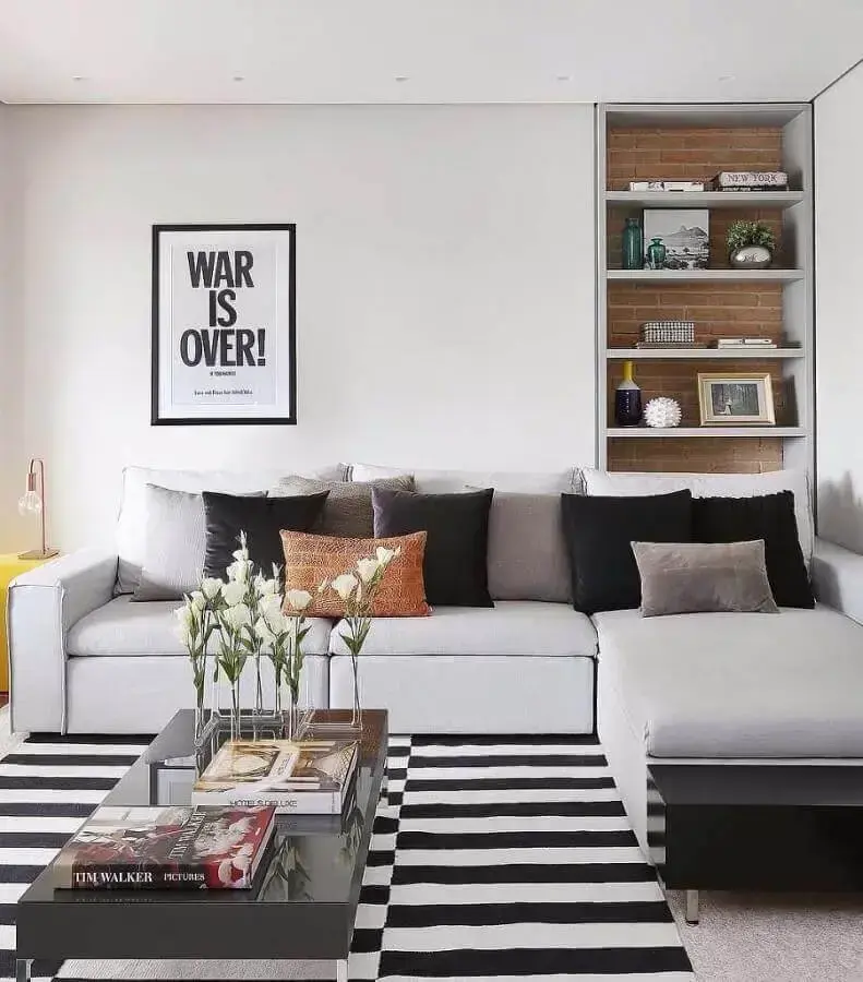 decoração clean para sala planejada com sofá com chaise e tapete listrado preto e branco Foto Webcomunica