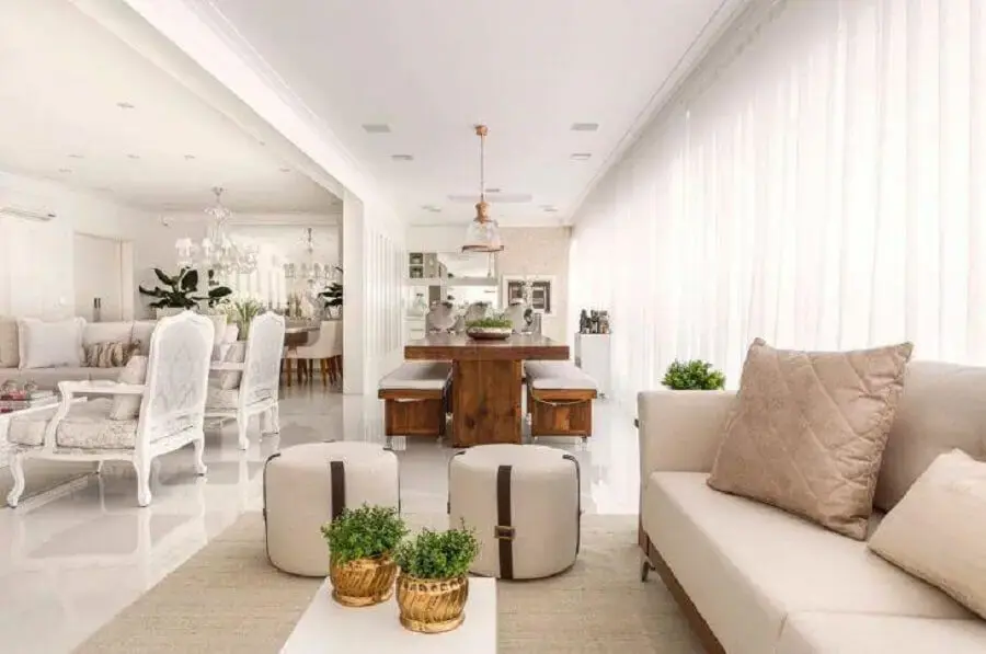 decoração clássica para casa branca com sofá cor creme Foto Monise Rosa