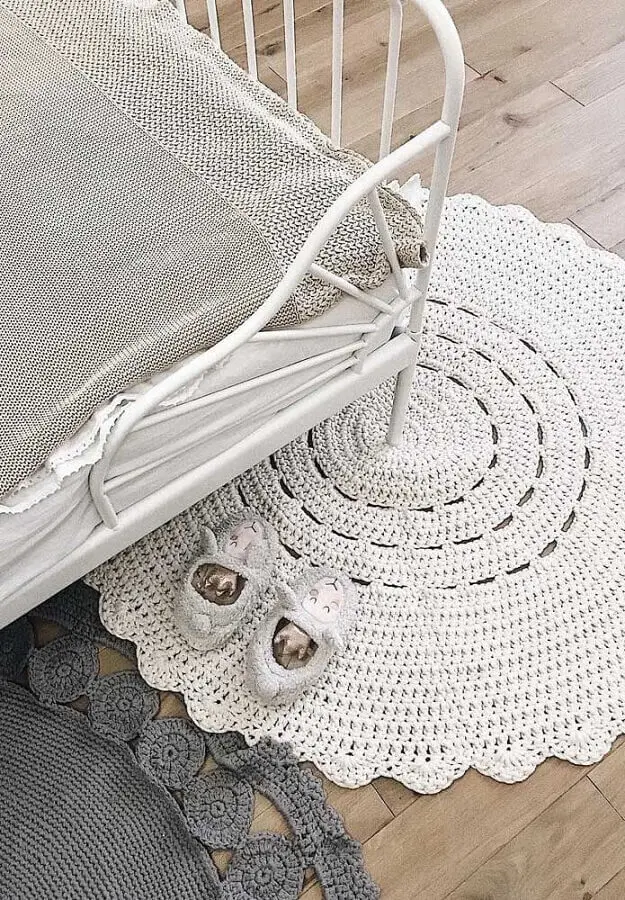 decoração com dois modelos de tapete de crochê para quarto Foto Pinterest