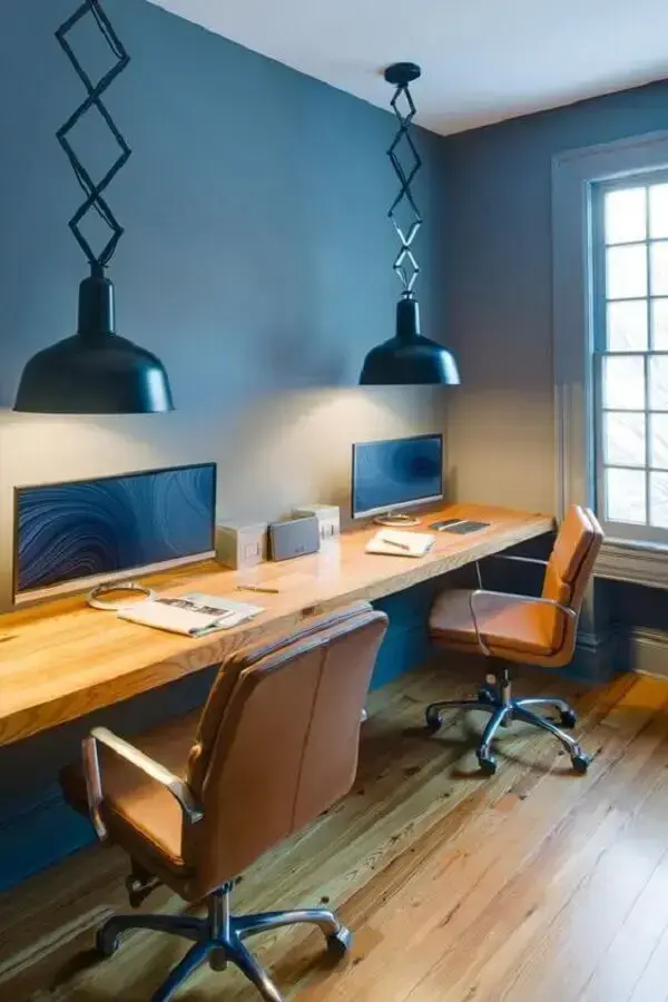 decoração com pendente preto moderno e cadeira de escritório de couro marrom Foto Pinterest