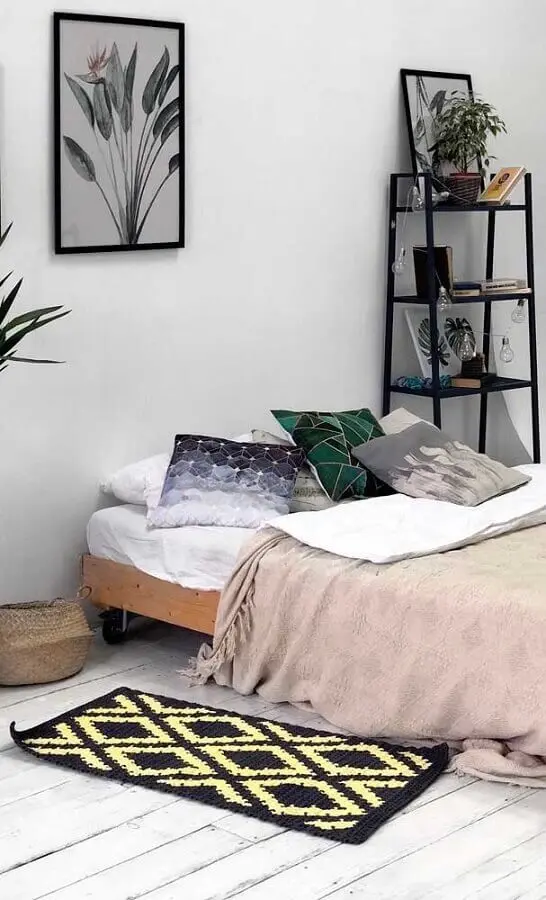 decoração com tapete de crochê para quarto de casal simples Foto Archzine