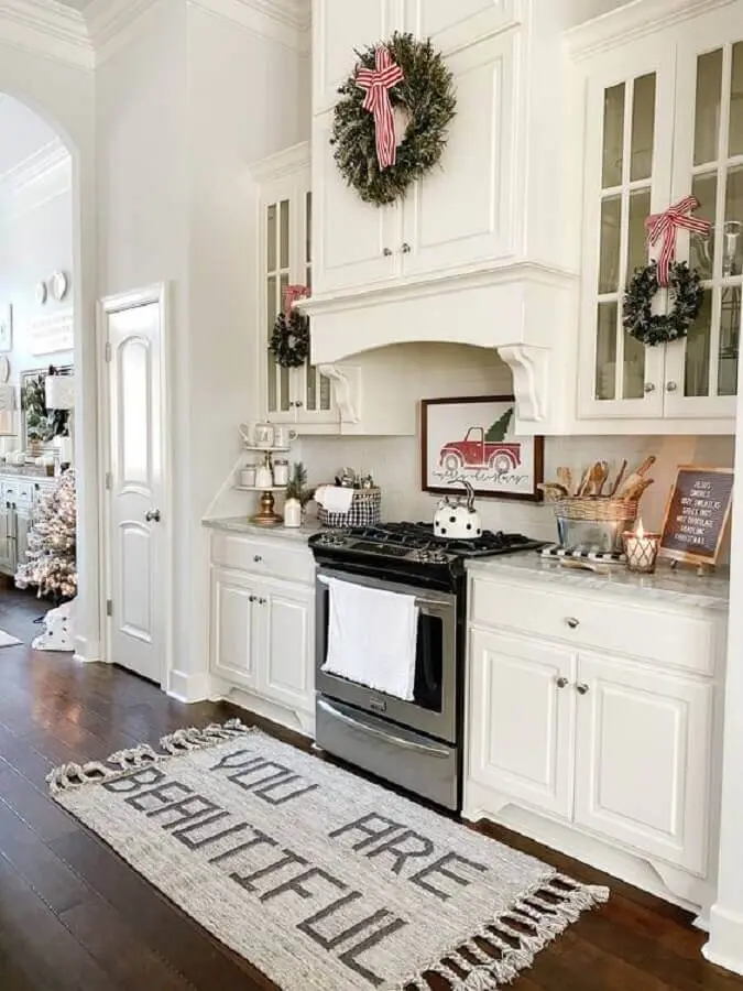 decoração com tapete para cozinha planejada toda branca com estilo clássico Foto Lulu & Georgia
