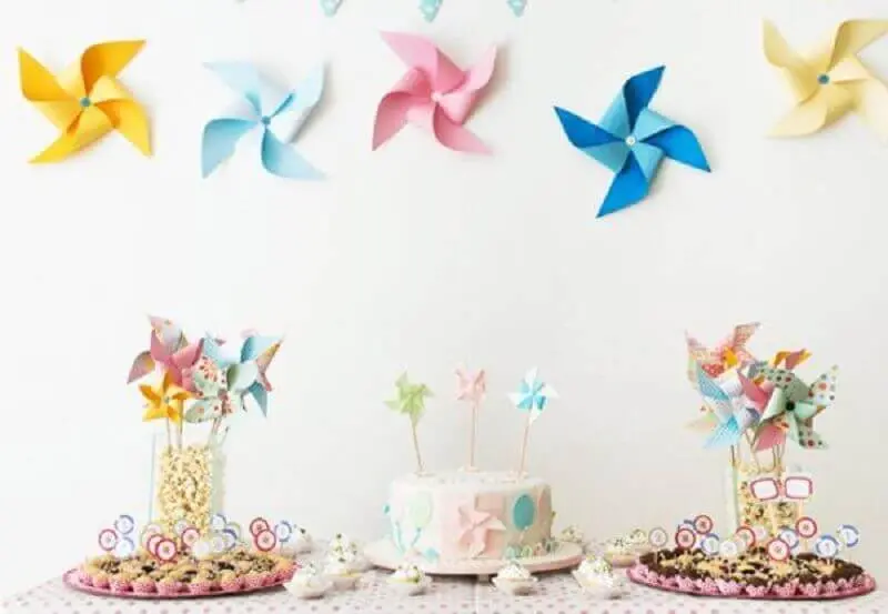 decoration of simple children's birthday party with catavento theme Foto Pinterest
