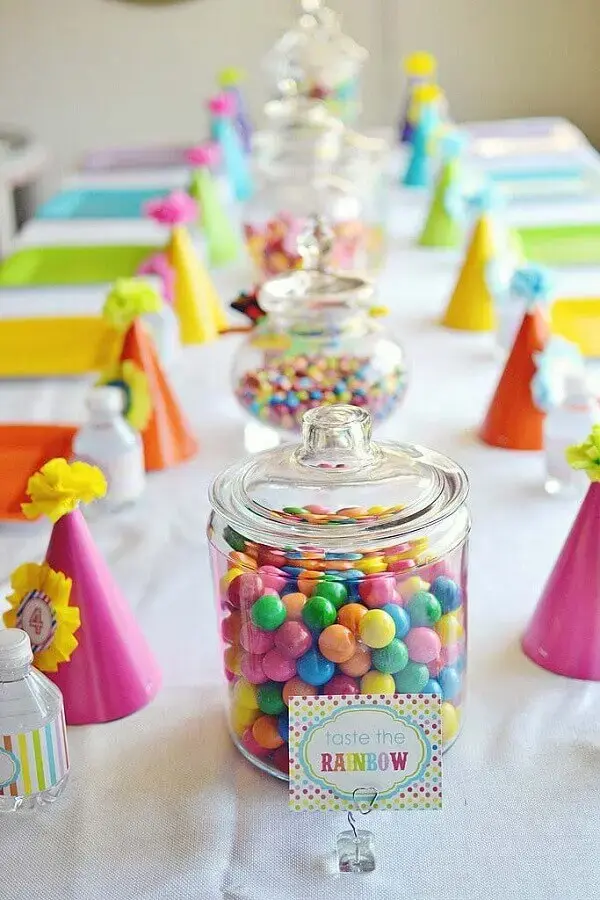 simple children's party decoration with colorful candies and hats Foto PopSugar